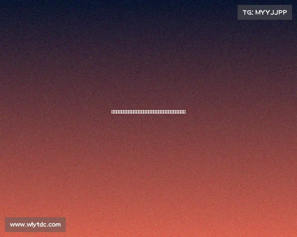 麦克托米奈西装搭配蓝白细条纹衬衫亮相温网帅气十足引领时尚潮流